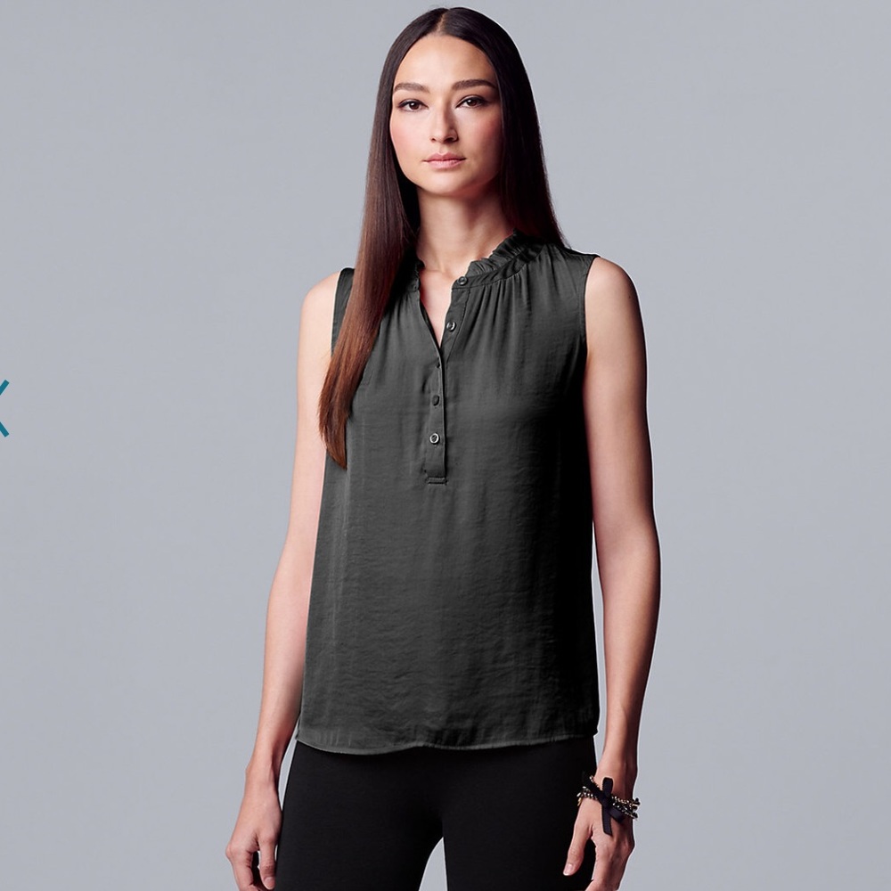 Nwt Vera Wang black ruffle tank. Size medium petite.